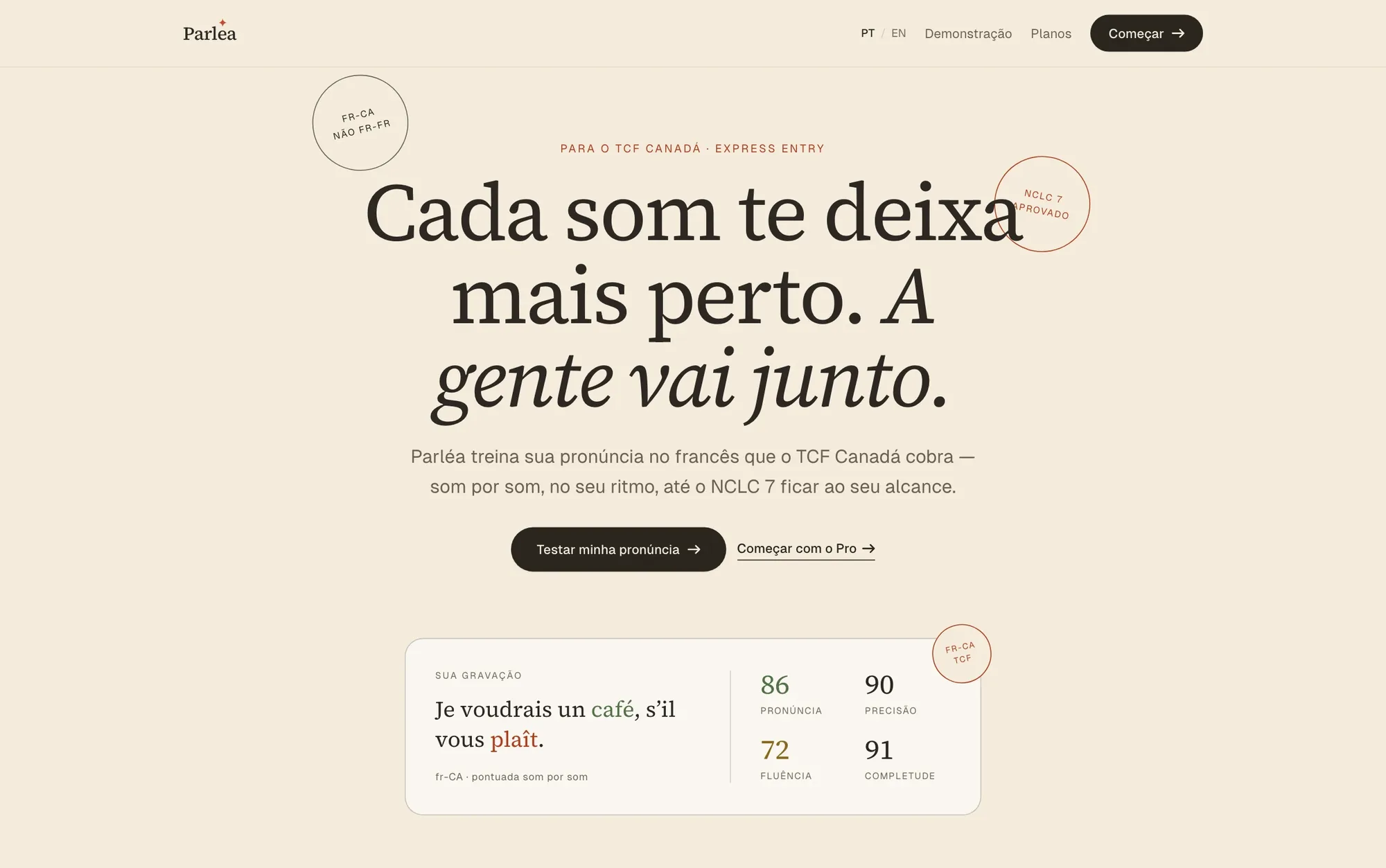 Parléa landing page — warm cream paper with a notebook grid, the Playfair headline 'Cada som te deixa mais perto. A gente vai junto.', postmark-style stamps, and a sample scored recording card.
