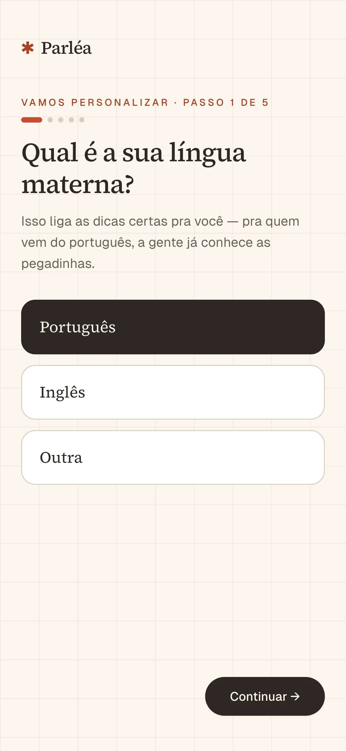 Parléa onboarding step one — 'Qual é a sua língua materna?' with calm card options for Português, Inglês, and Outra; Português selected and the Continuar button active.